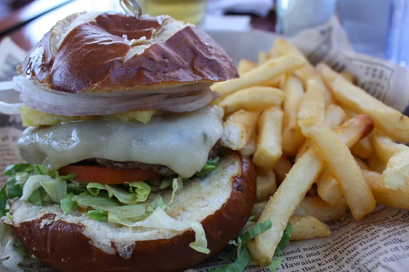 A burger lunch in Lāhainā